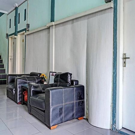 Oyo 91731 Home Stay Elis Cateliya Syariah Караванг Екстериор снимка