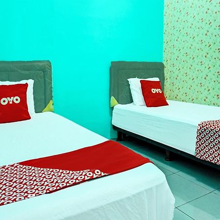 Oyo 91731 Home Stay Elis Cateliya Syariah Караванг Екстериор снимка