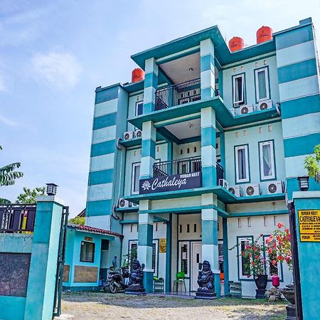 Oyo 91731 Home Stay Elis Cateliya Syariah Караванг Екстериор снимка