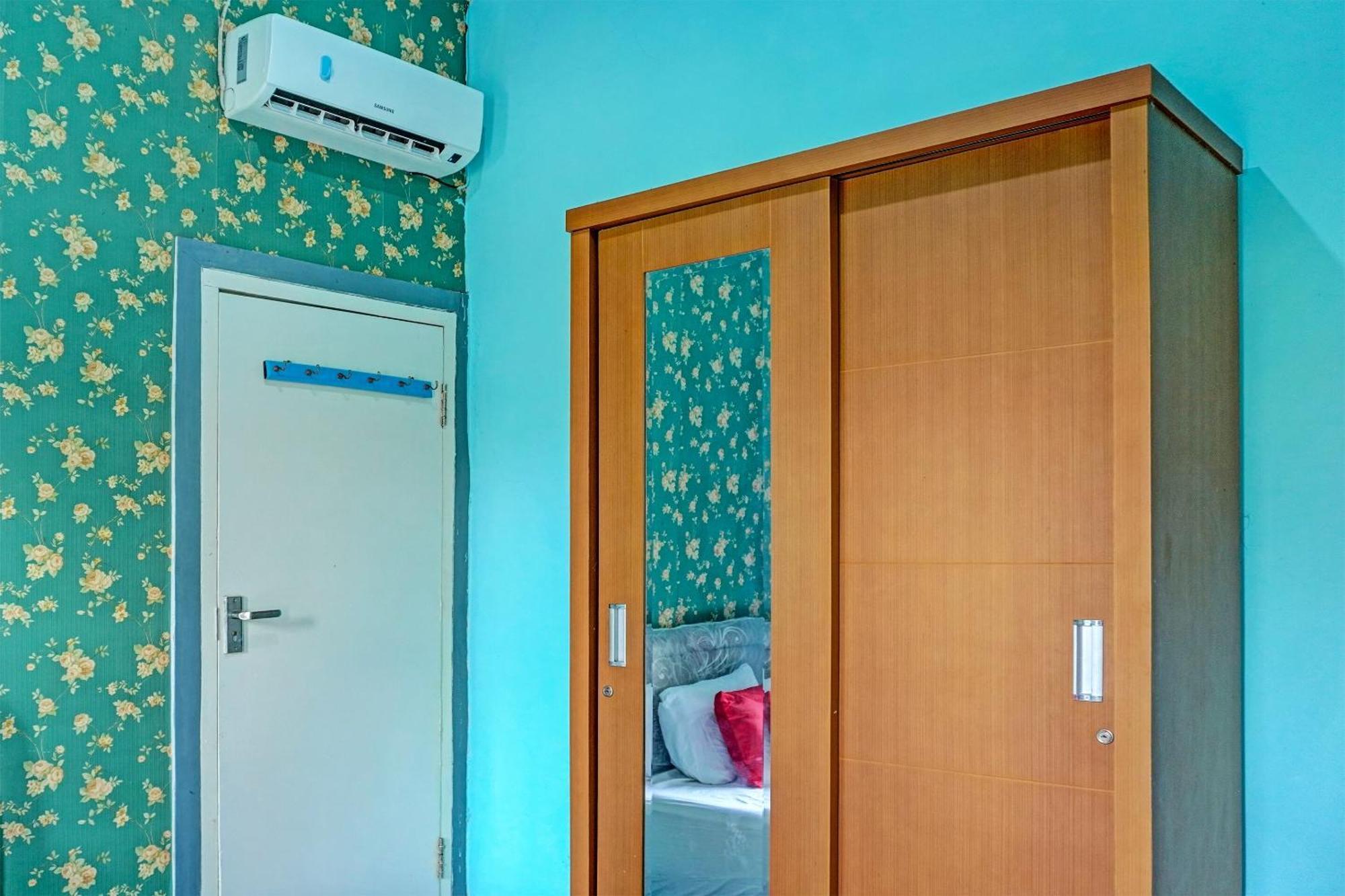 Oyo 91731 Home Stay Elis Cateliya Syariah Караванг Екстериор снимка