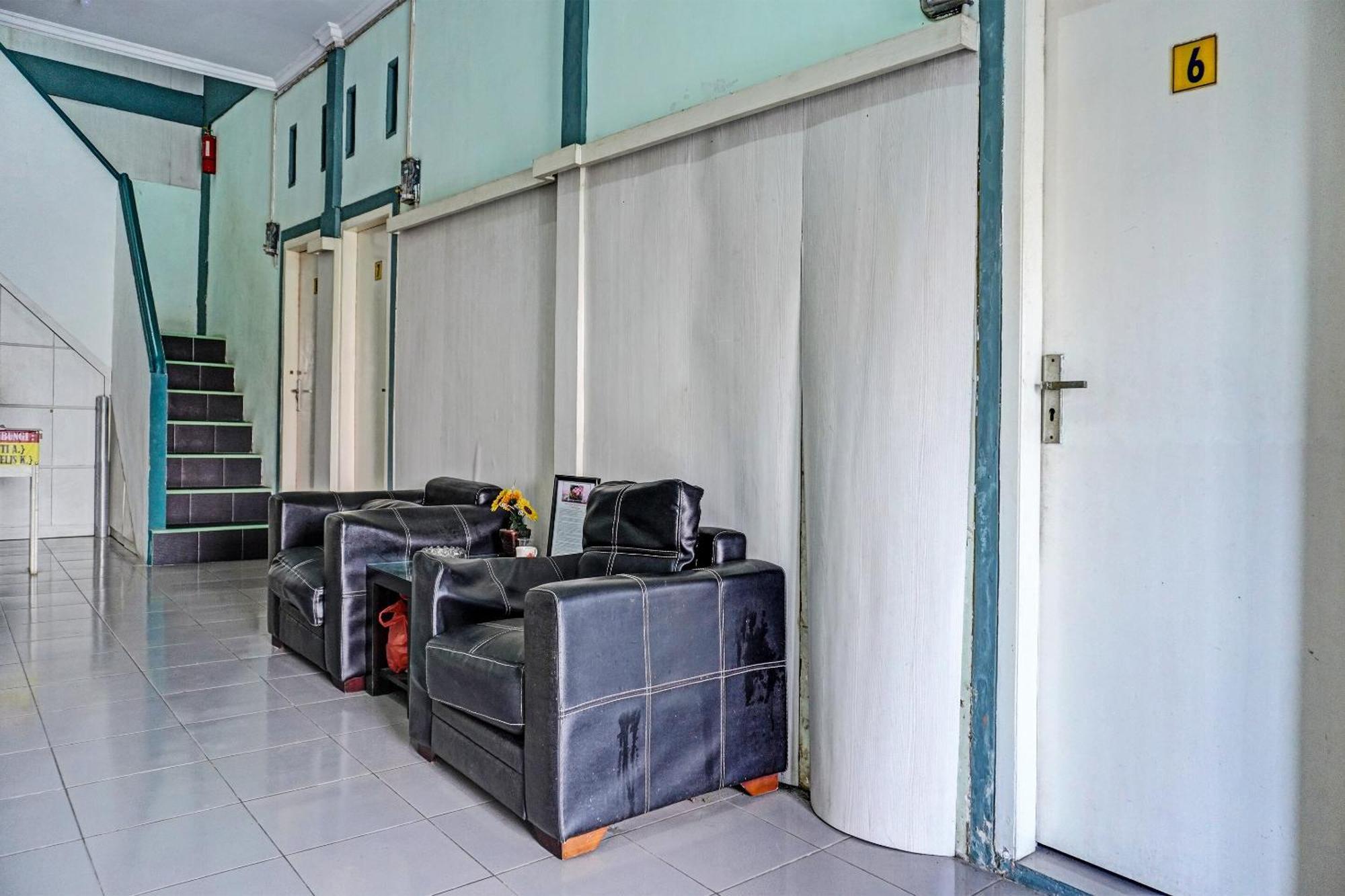 Oyo 91731 Home Stay Elis Cateliya Syariah Караванг Екстериор снимка