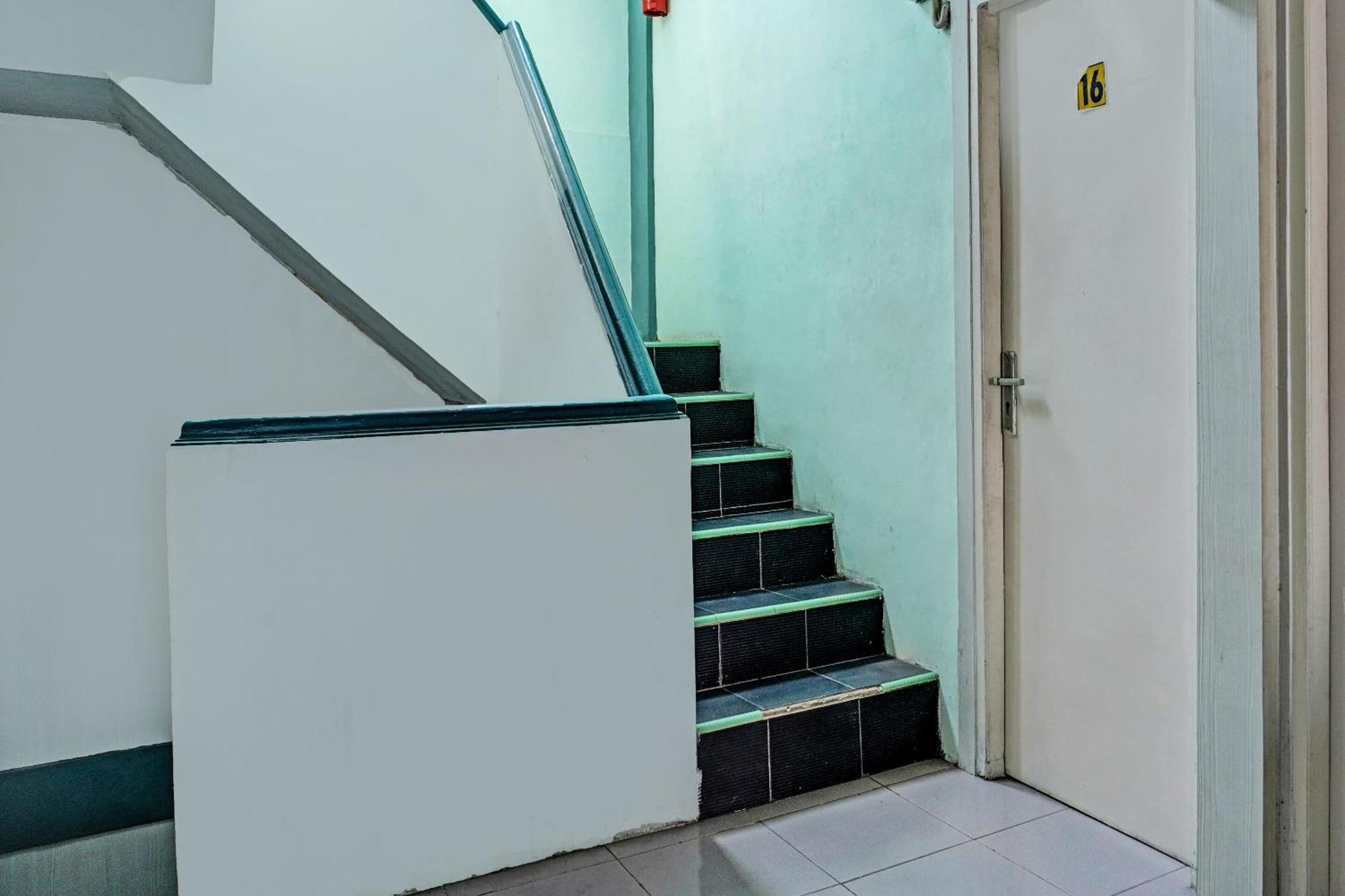 Oyo 91731 Home Stay Elis Cateliya Syariah Караванг Екстериор снимка