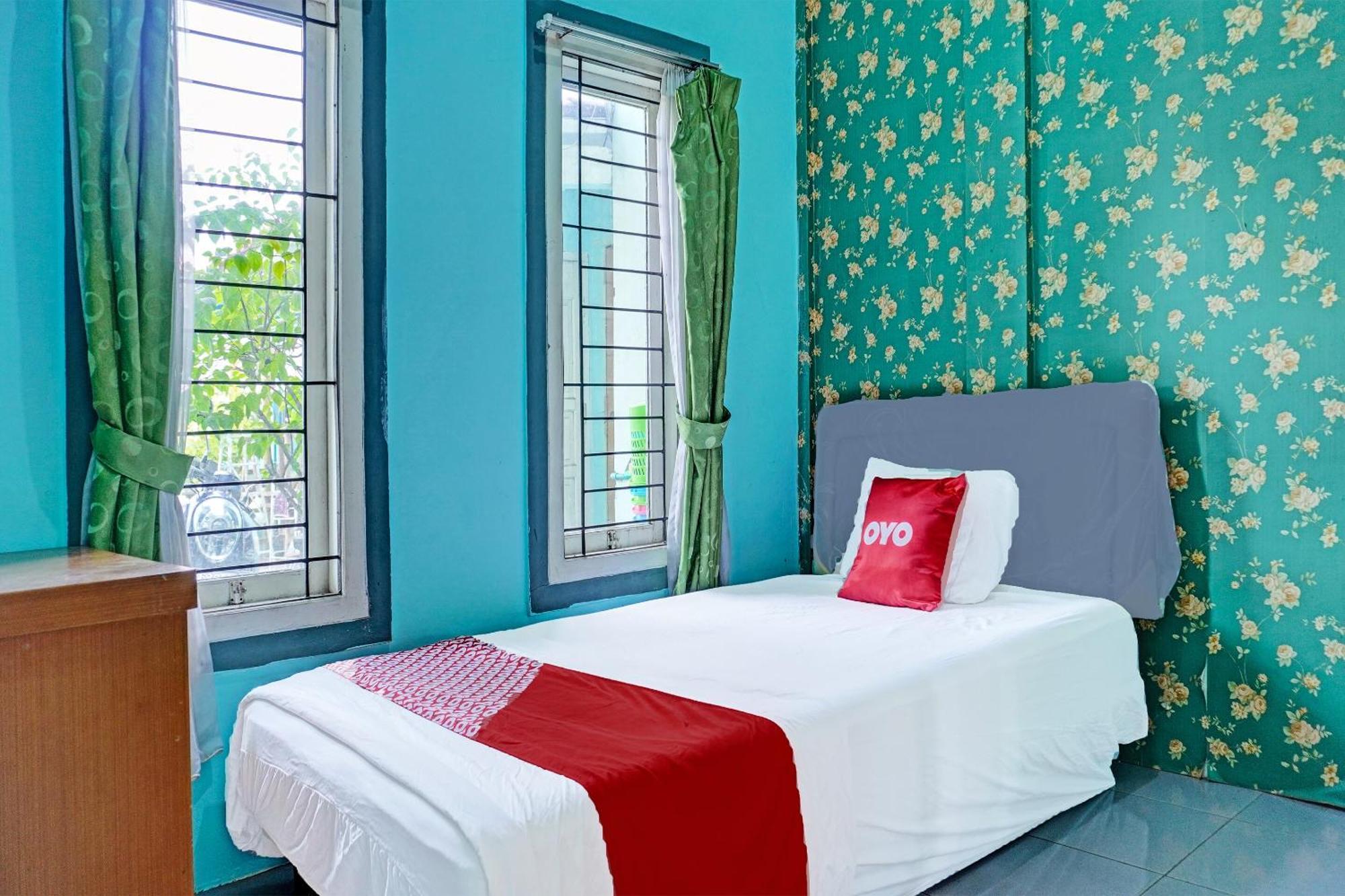 Oyo 91731 Home Stay Elis Cateliya Syariah Караванг Екстериор снимка