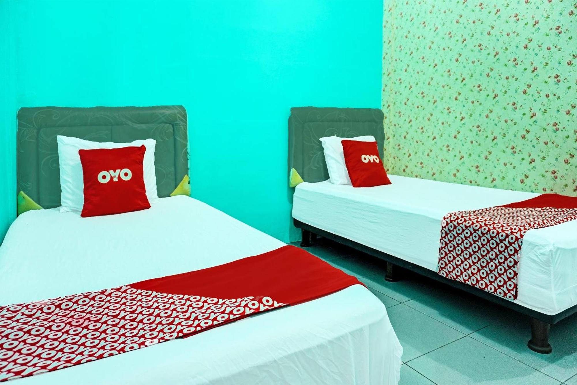 Oyo 91731 Home Stay Elis Cateliya Syariah Караванг Екстериор снимка