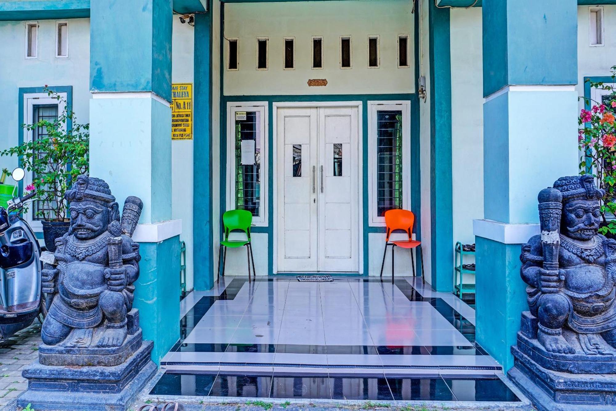 Oyo 91731 Home Stay Elis Cateliya Syariah Караванг Екстериор снимка