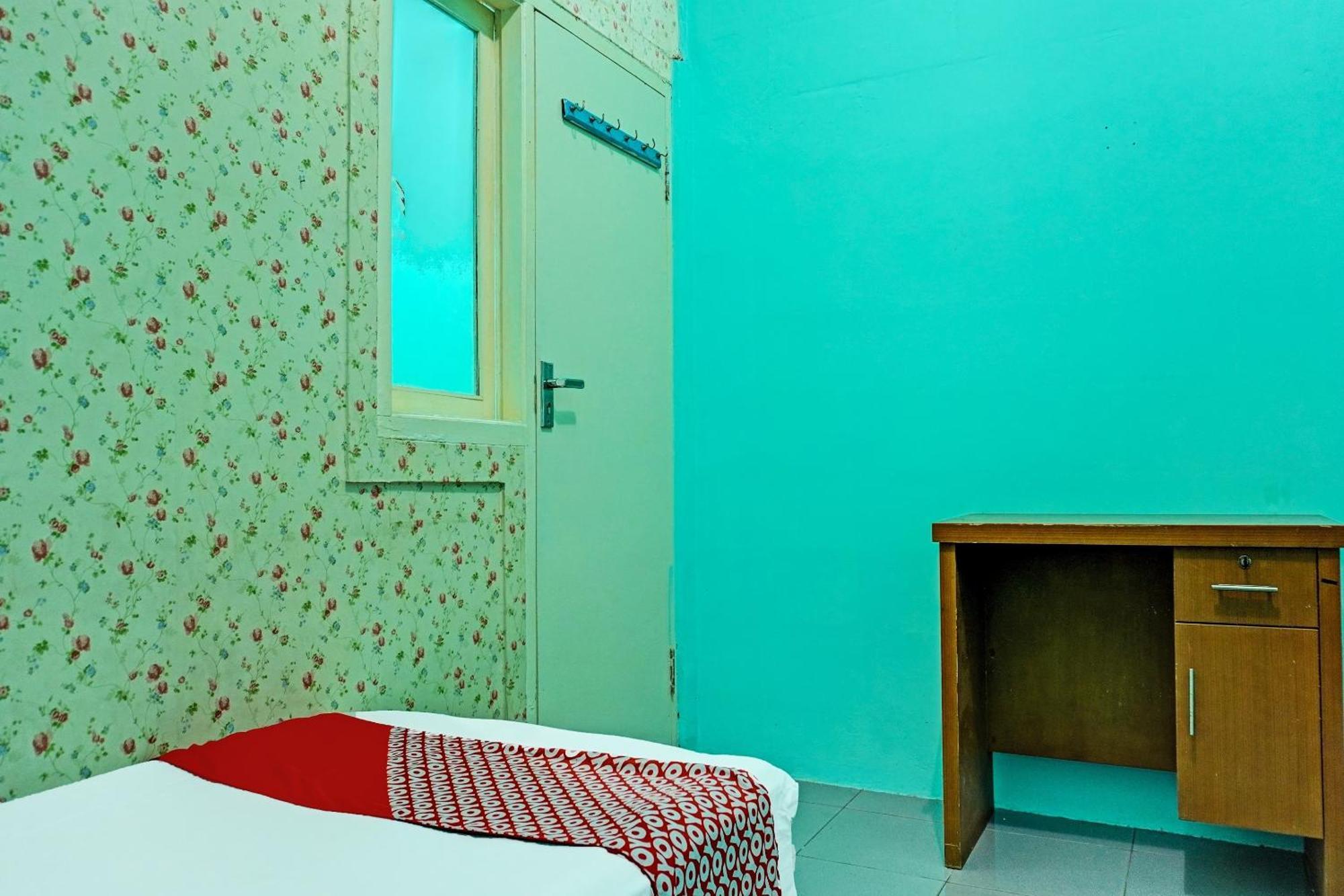 Oyo 91731 Home Stay Elis Cateliya Syariah Караванг Екстериор снимка