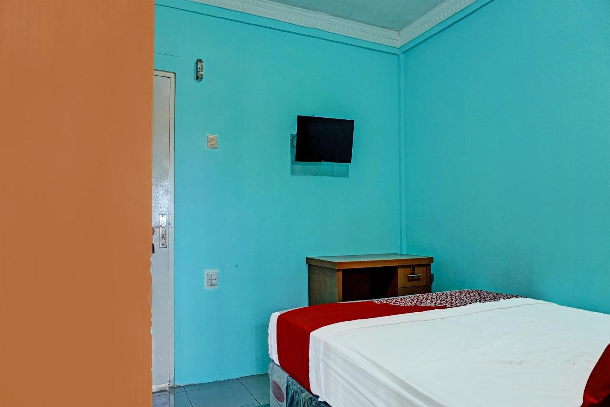 Oyo 91731 Home Stay Elis Cateliya Syariah Караванг Екстериор снимка
