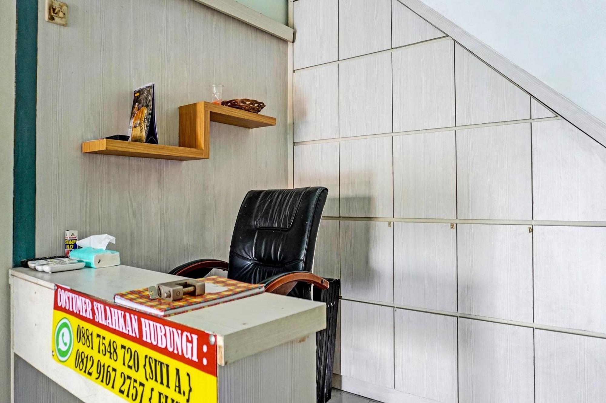 Oyo 91731 Home Stay Elis Cateliya Syariah Караванг Екстериор снимка