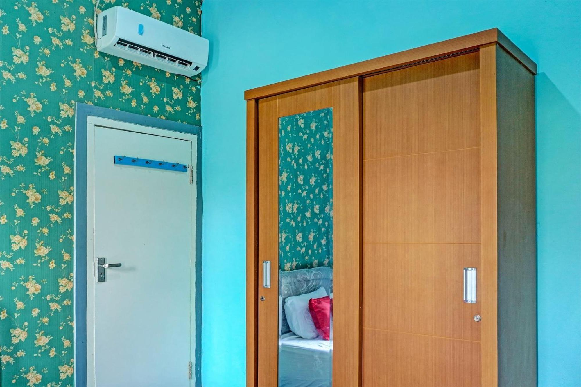 Oyo 91731 Home Stay Elis Cateliya Syariah Караванг Екстериор снимка