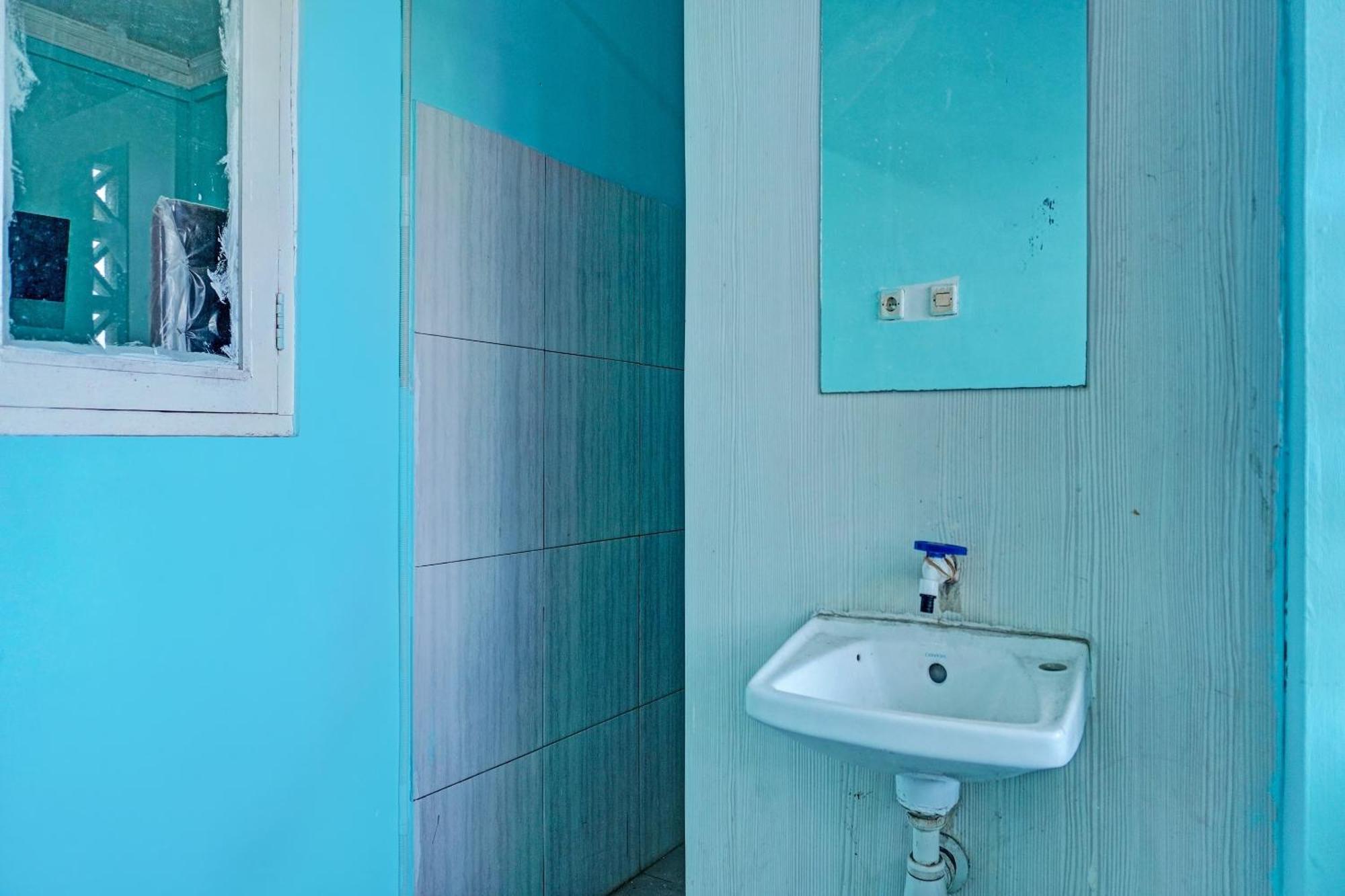 Oyo 91731 Home Stay Elis Cateliya Syariah Караванг Екстериор снимка
