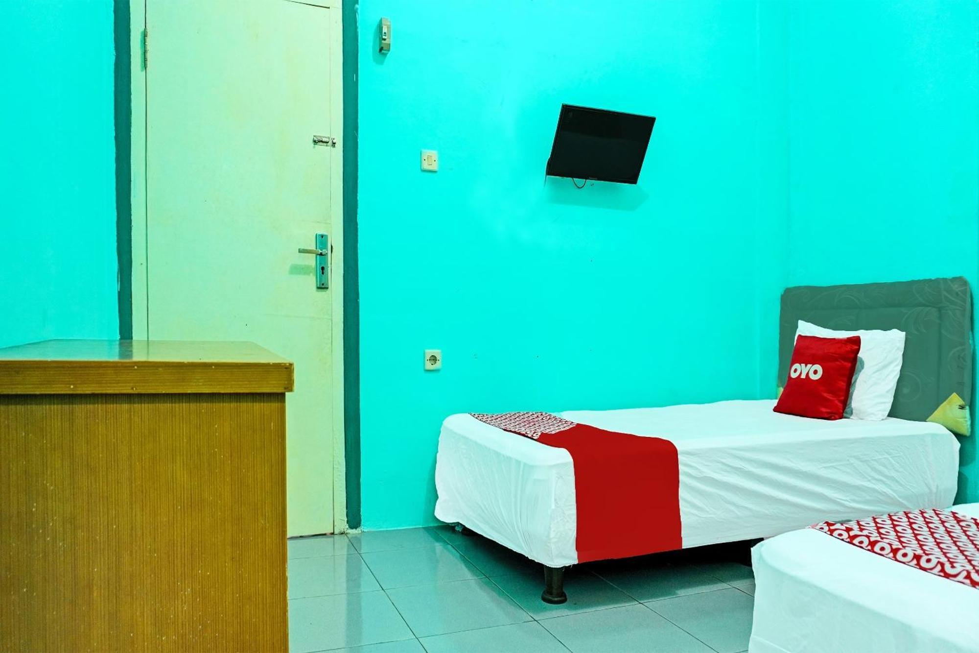 Oyo 91731 Home Stay Elis Cateliya Syariah Караванг Екстериор снимка