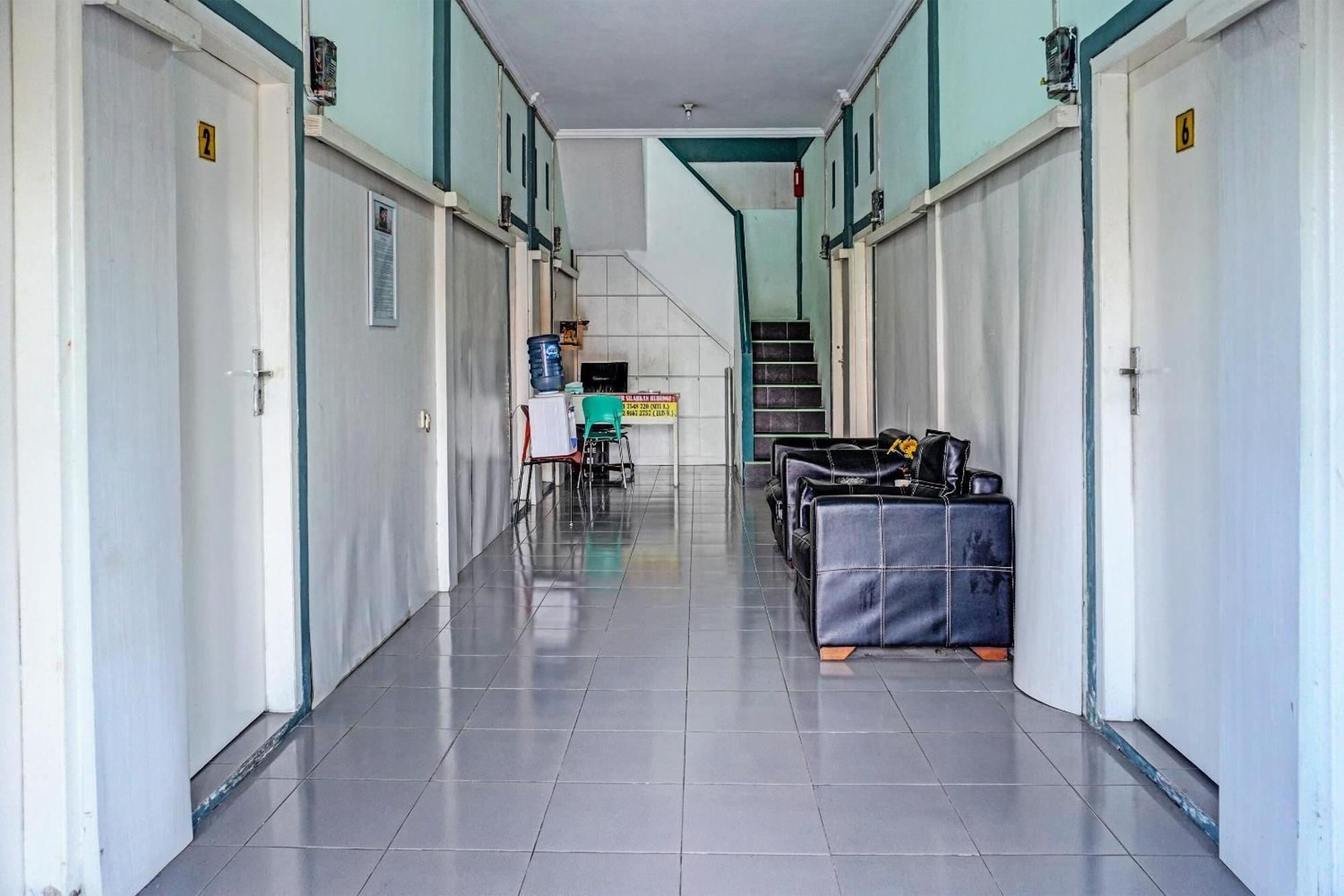 Oyo 91731 Home Stay Elis Cateliya Syariah Караванг Екстериор снимка