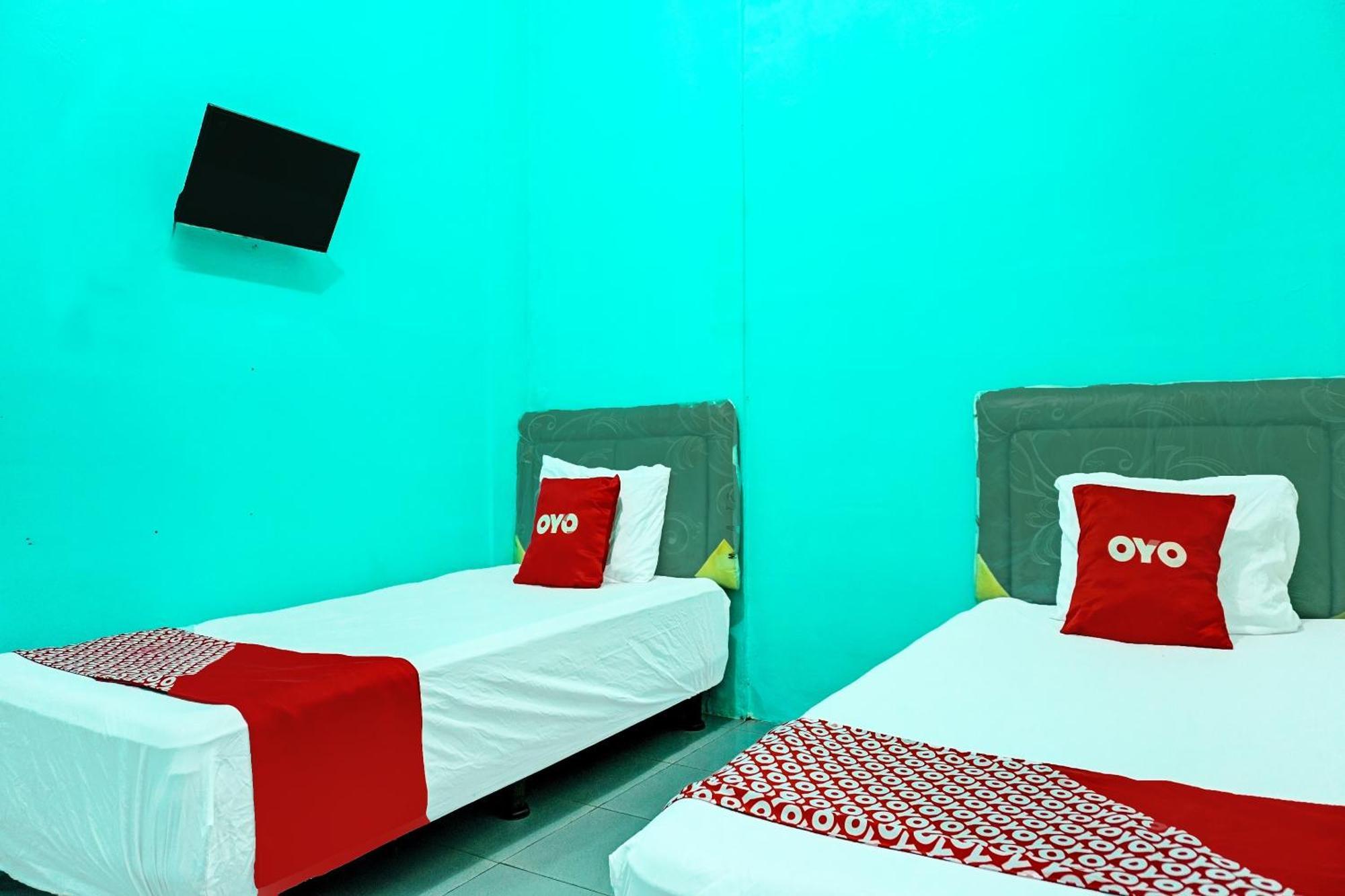 Oyo 91731 Home Stay Elis Cateliya Syariah Караванг Екстериор снимка