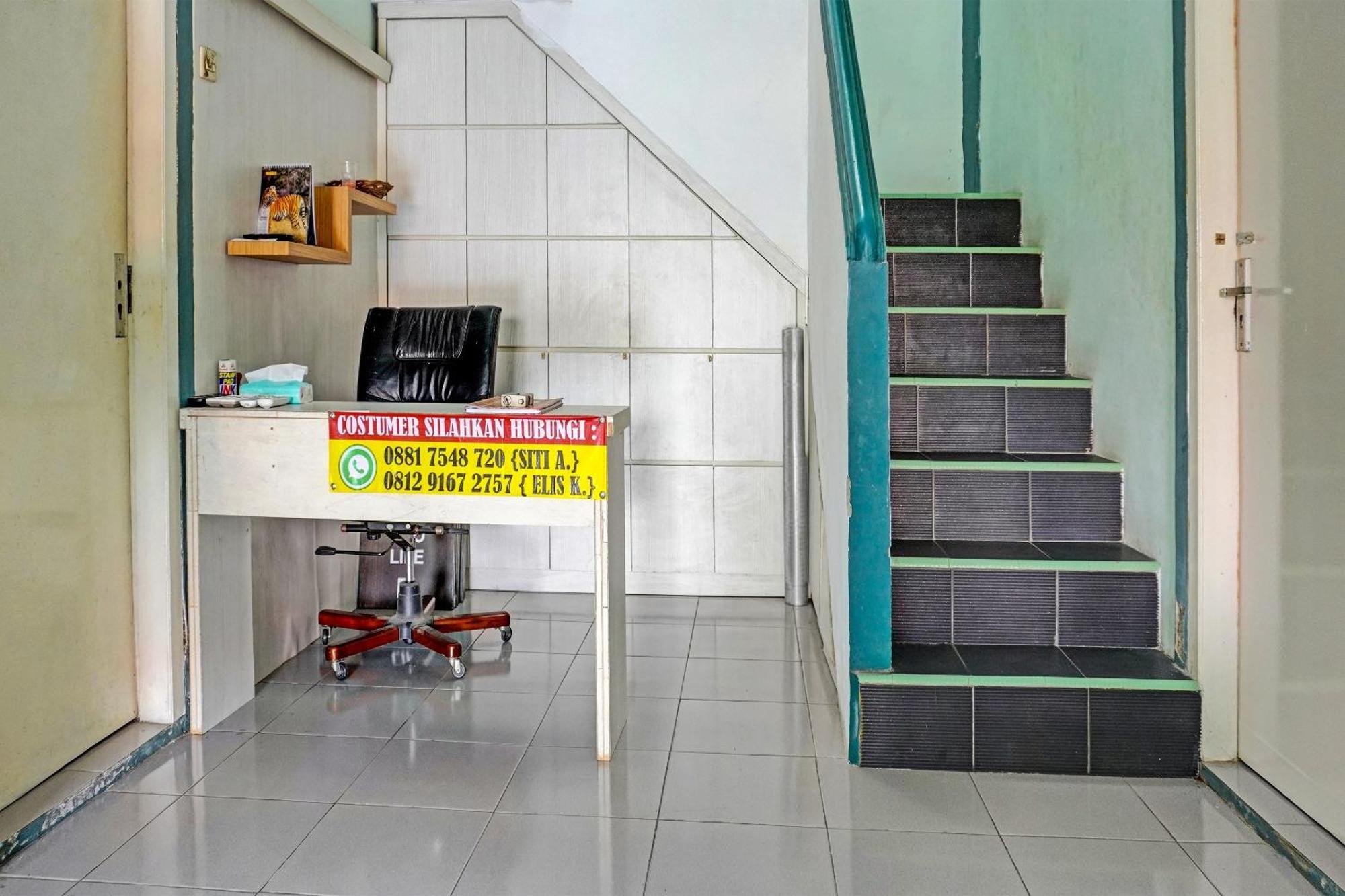 Oyo 91731 Home Stay Elis Cateliya Syariah Караванг Екстериор снимка