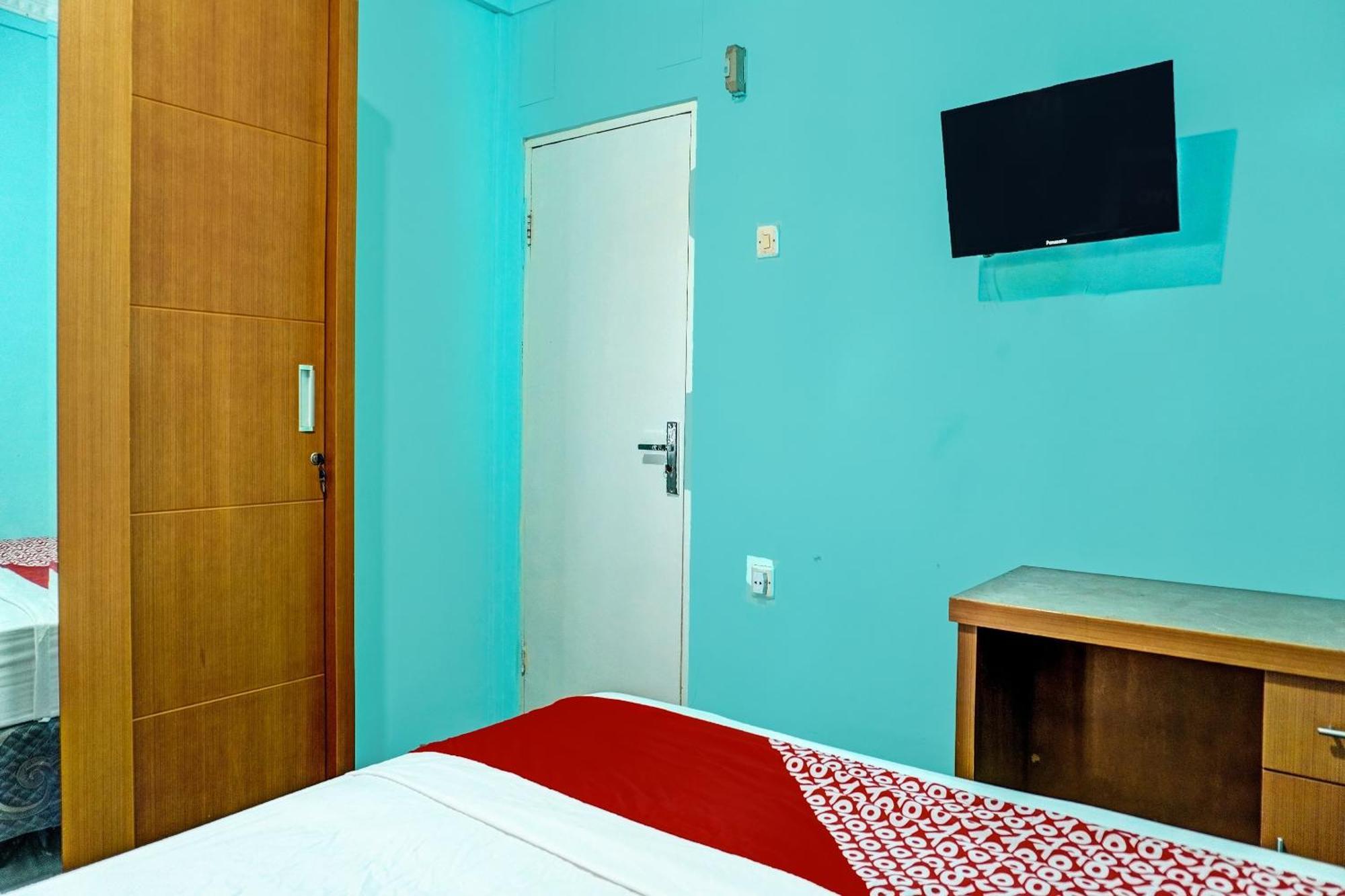 Oyo 91731 Home Stay Elis Cateliya Syariah Караванг Екстериор снимка