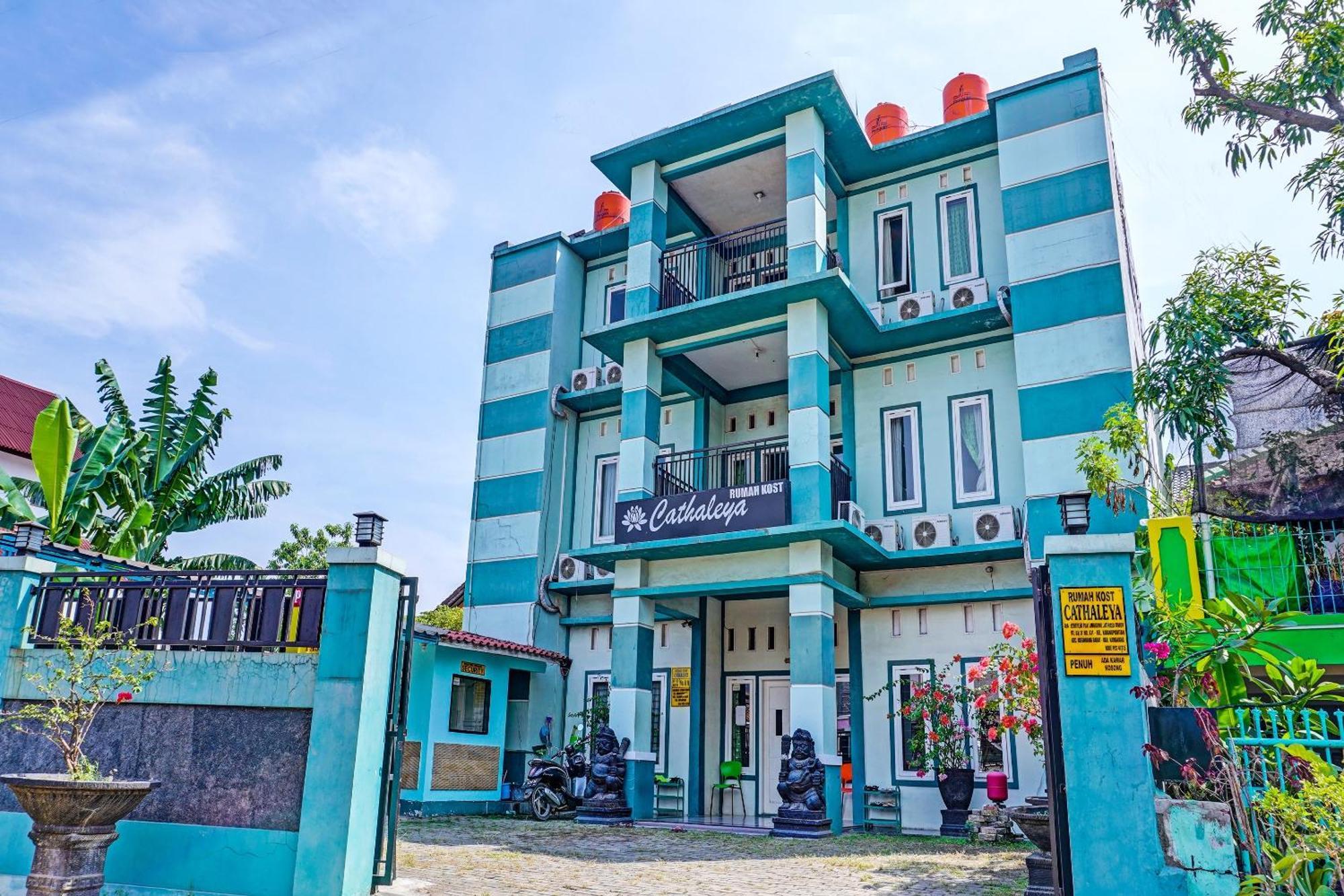 Oyo 91731 Home Stay Elis Cateliya Syariah Караванг Екстериор снимка