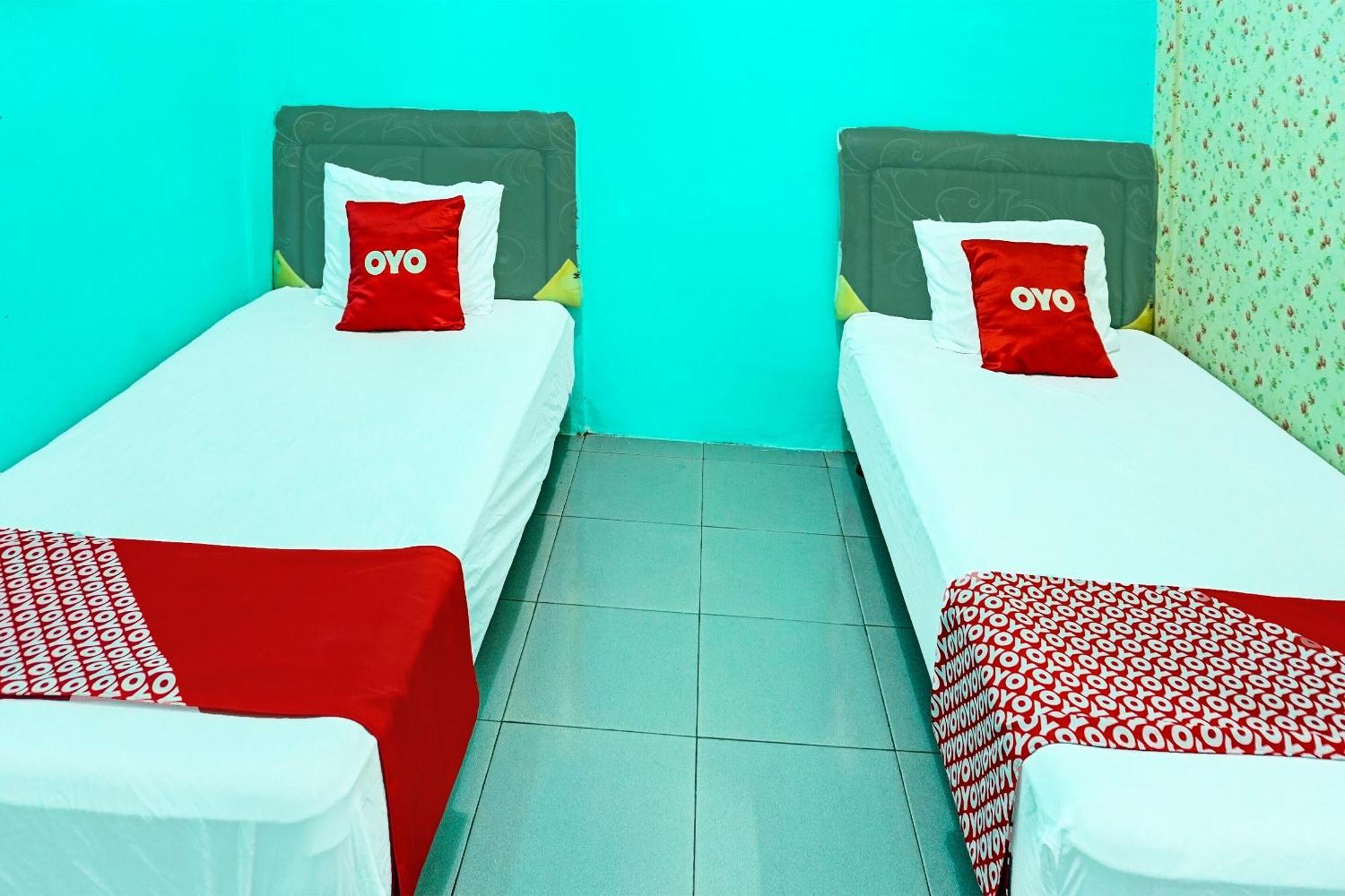 Oyo 91731 Home Stay Elis Cateliya Syariah Караванг Екстериор снимка