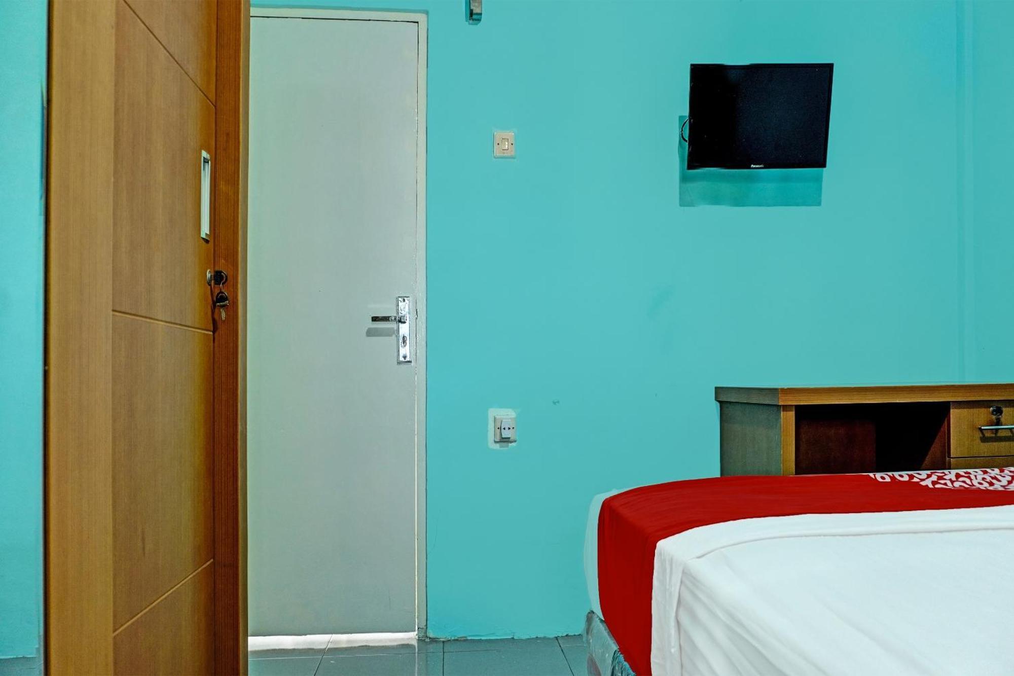 Oyo 91731 Home Stay Elis Cateliya Syariah Караванг Екстериор снимка