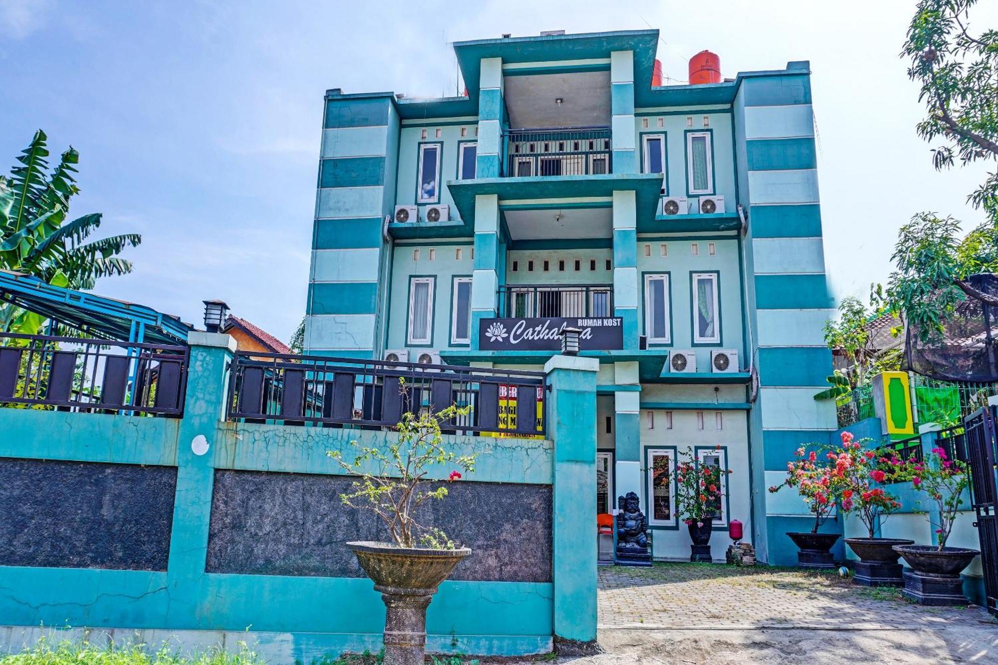 Oyo 91731 Home Stay Elis Cateliya Syariah Караванг Екстериор снимка