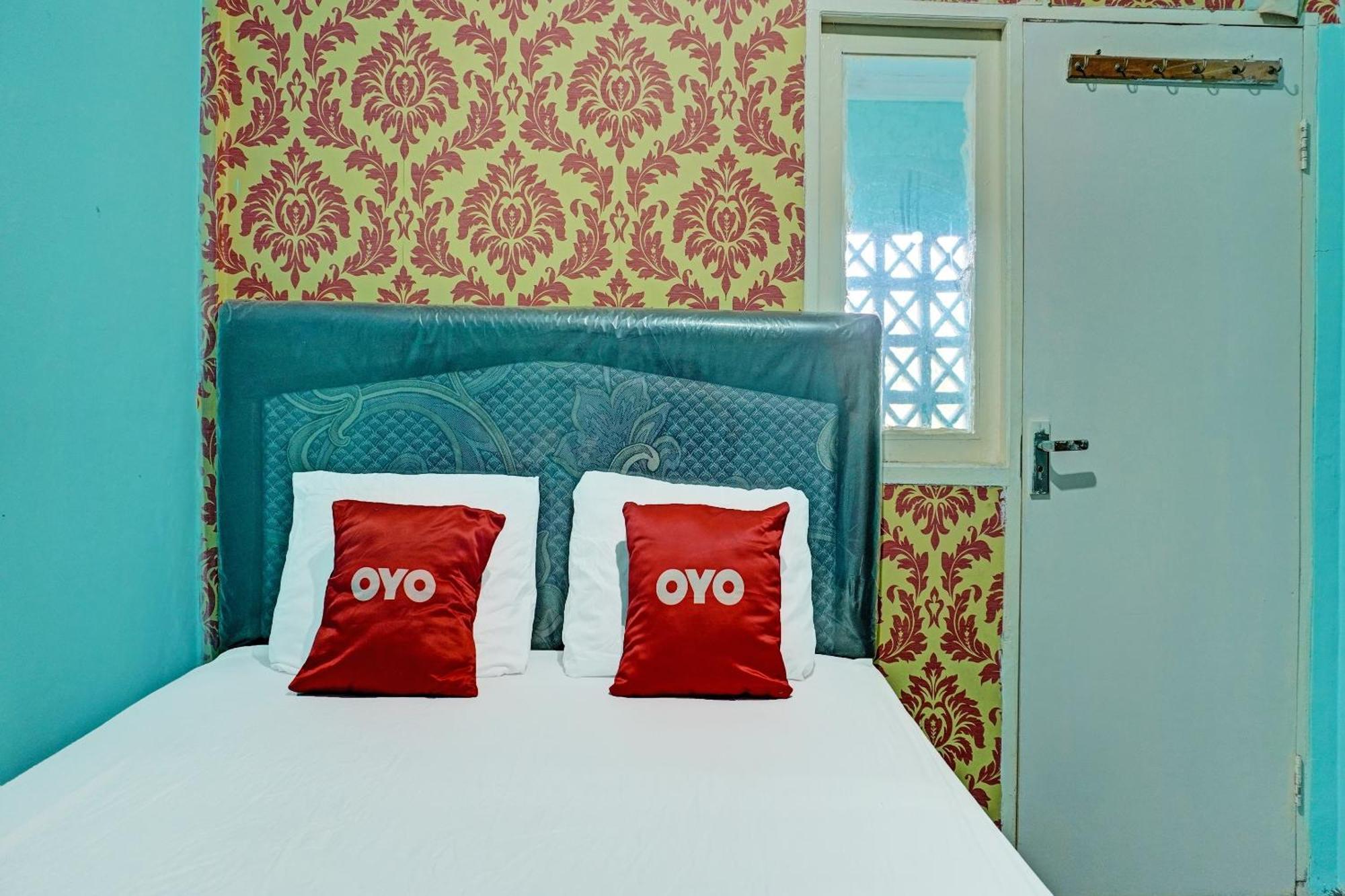 Oyo 91731 Home Stay Elis Cateliya Syariah Караванг Екстериор снимка
